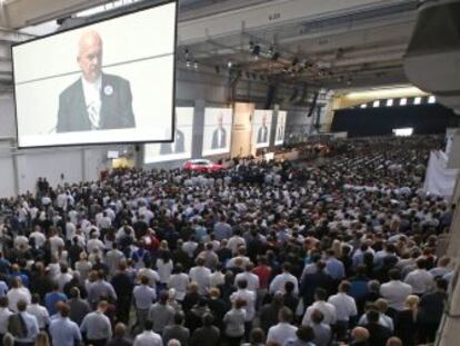 Fotograf&iacute;a facilitada por Volkswagen AG de los trabajadores de Volkswagen mientras escuchan el discurso del presidente del comit&eacute; de empresa de Volkswagen.