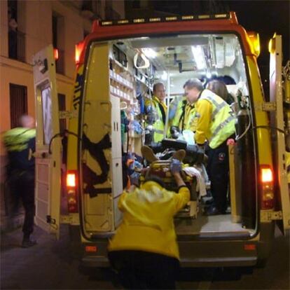 Los servicios de emergencia atienden al indigente polaco apuñalado anoche en Madrid.