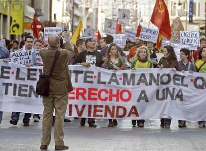 Cabecera de la manifestación convocada por la Plataforma por una Vivienda Digna de la Comunitat Valenciana para exigir un cambio en las políticas de vivienda y urbanismo de la Administración pública.