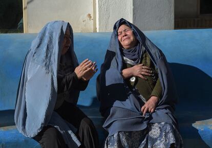 Dos mujeres afganas lloran en el exterior del hospital.