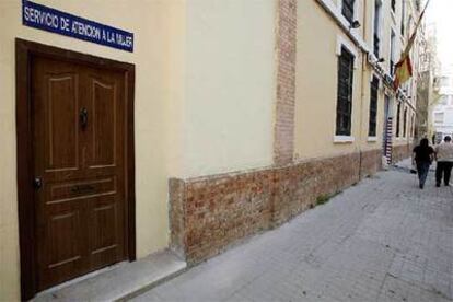 Fachada del Centro de Internamiento de Extranjeros de Málaga.