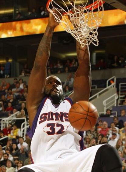 Shaquille O'Neal machaca la canasta en un partido de los Suns.