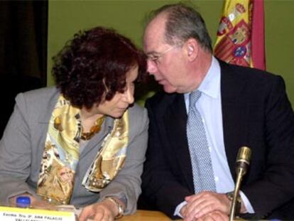 Ana Palacio y Rodrigo Rato, durante la reunión ayer de la Comisión Interministerial de Ayuda Humanitaria.