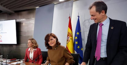 La vicepresidenta del Gobierno, Carmen Calvo (en el centro), el ministro de Ciencia, Innovación y Universidades, Pedro Duque, y la ministra de Economía y Empresa, Nadia Calviño, (a la izquierda).