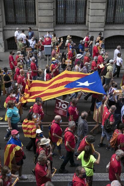 La manifestación ha comenzado a caminar por la Vía Laietana, desde la plaza de Urquinaona, a las 17:14 horas, en un guiño a la fecha en la que terminó la Guerra de Sucesión y que fija la caída de Barcelona tras días de sitio por parte de las tropas borbónicas.