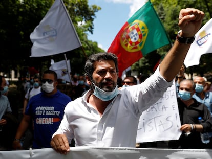 André Ventura, durante una manifestación en Lisboa para rechazar la existencia de racismo en Portugal en junio de 2020.