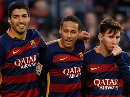 Suárez, Neymar, e Messi celebram um dos gols na Real Sociedad.