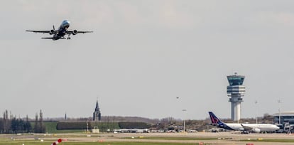 Un avión despega del aeropuerto de Zaventem (el más próximo a Bruselas).