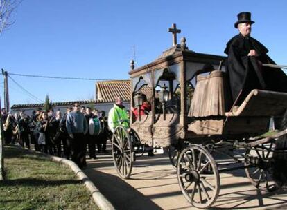 Cortejo funerario con las cenizas de Pierre Klossowski, en diciembre de 2005, en Morille.