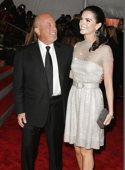 A sus 60 años, Billy Joel se ha divorciado de su tercera esposa tras cinco años de matrimonio. El músico se había casado con la crítica gastronómica y autora de libros de cocina Katie Lee, de 27 años, en 2004, tras separarse de la supermodelo Christie Brinkley, con la que tiene una hija y de su representante de negocios Elizabeth Weber Small. "Esta decisión es el resultado de muchas consideraciones. Billy y Katie permanecen como amigos que se quieren, con admiración y respeto por el otro", señaló mediante un comunicado el representante de Joel.