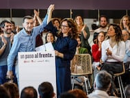 La ministra de Sanidad, Mónica García, junto al líder de IU, Antonio Maíllo, aplaudidos por el titular de Cultura, Ernest Urtasun, la portavoz de Más Madrid en la capital, Rita Maestre y la coordinadora general de Movimiento Sumar, Lara Hernández, el 21 de febrero en el lanzamiento de la coalición.