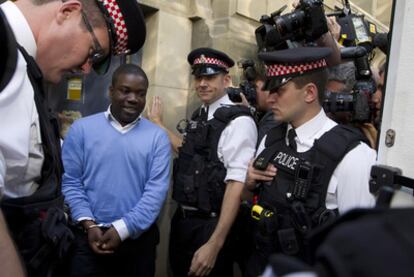 Adoboli, esposado, tras prestar declaración, ayer en Londres.