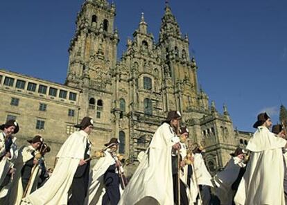 Procesión en la plaza del Obradoiro, de Santiago de Compostela, en el Xacobeo de 2000.