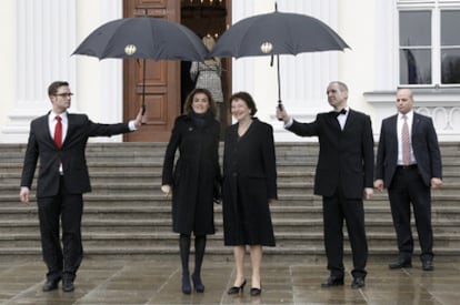 La princesa de Asturias, Letizia Ortiz, junto a Eva Luise Köehler, esposa del presidente de Alemania, Horst Köehler, a su llegada al palacio presidencial de Bellevue. La Princesa ha sido invitada por la mujer de Köehler a la entrega del tercer Premio Eva Luise Köler de Investigación sobre Enfermedades Raras en Berlín. Es el primer viaje en solitario que Letizia Ortiz hace al extranjero desde que se convirtió en princesa de Asturias.