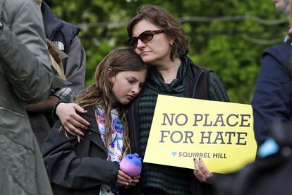 Una madre y su hija de 9 años asisten a una manifestación organizada por 'Squirrel Hill Stands Against Gun Violence' en el vecindario de Squirrel Hill, en Pittsburgh, el 28 de abril de 2019.