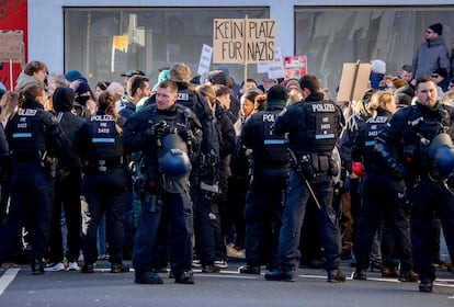 Unos policas vigilan una manifestacin contra un acto electoral de AfD, este sbado en Neu Isenburg, cerca de Frncfort.