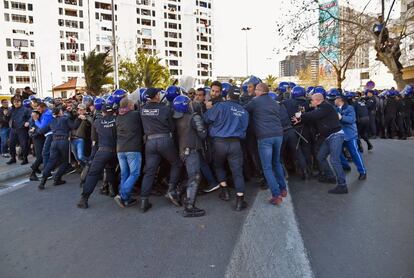 Policías argelinos reprimen la manifestación de este viernes en el centro de Argel, convocada de forma anónima en las redes sociales contra un quinto mandato del presidente Albdelatif Buteflika.