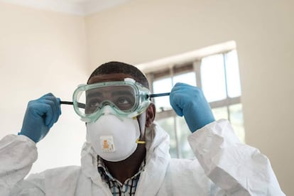 Un especialista de laboratorio se prepara para visitar la sala para personas en cuarentena que tuvieron contacto con el primer paciente keniano del COVID-19 en la Unidad de Enfermedades Infecciosas del Hospital Nacional Kenyatta en Nairobi, Kenia.