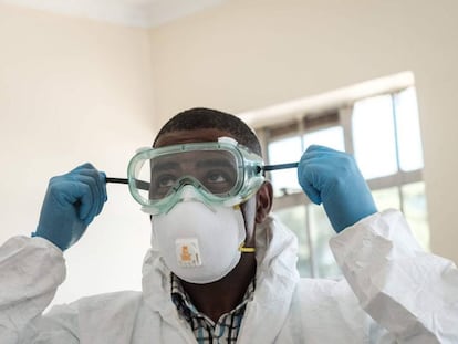 Un especialista de laboratorio se prepara para visitar la sala para personas en cuarentena que tuvieron contacto con el primer paciente keniano de la Covid-19 en la Unidad de Enfermedades Infecciosas del Hospital Nacional Kenyatta en Nairobi, Kenia.