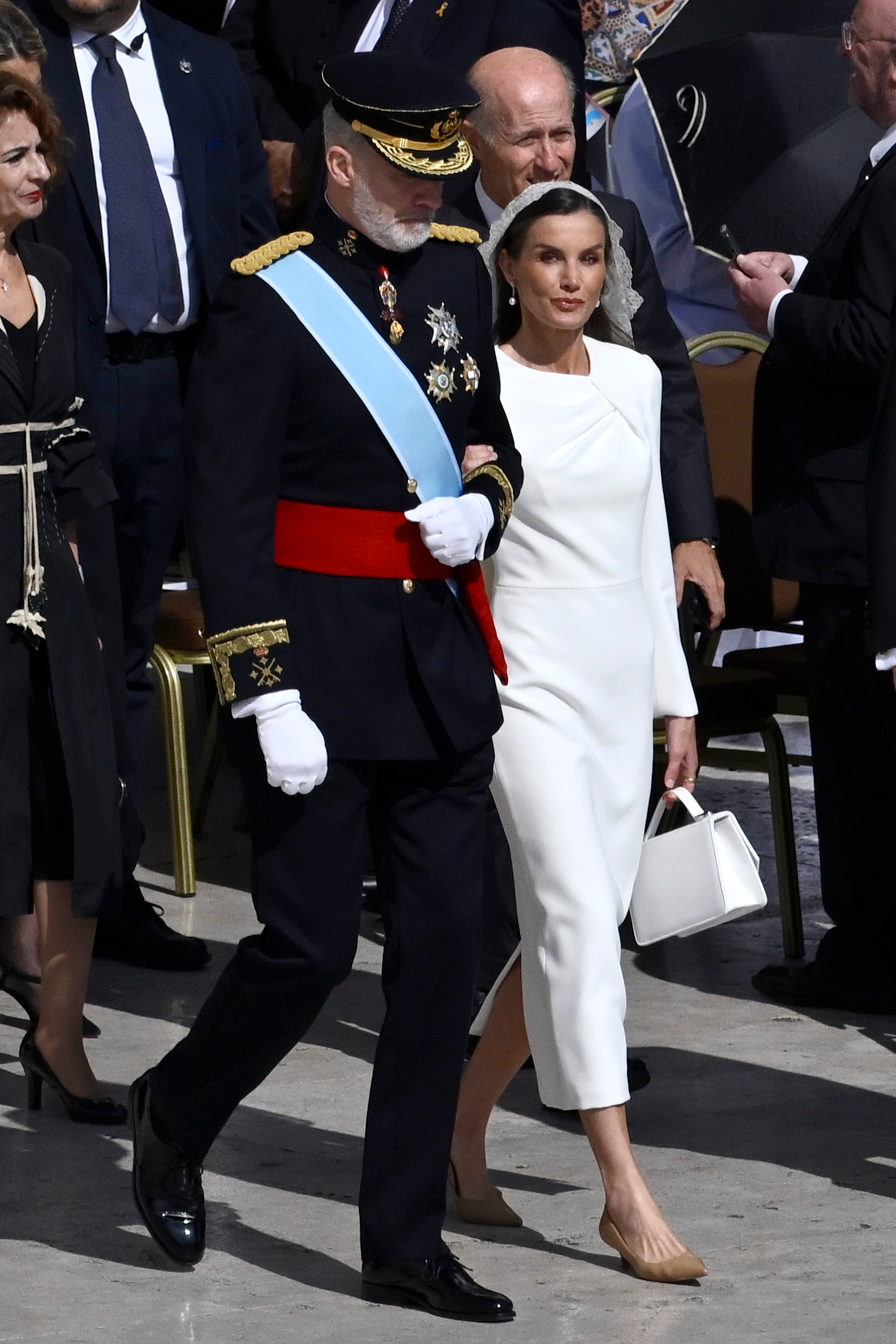 Letizia y el ‘privilegio del blanco’: tradición, poder y moda española en el Vaticano