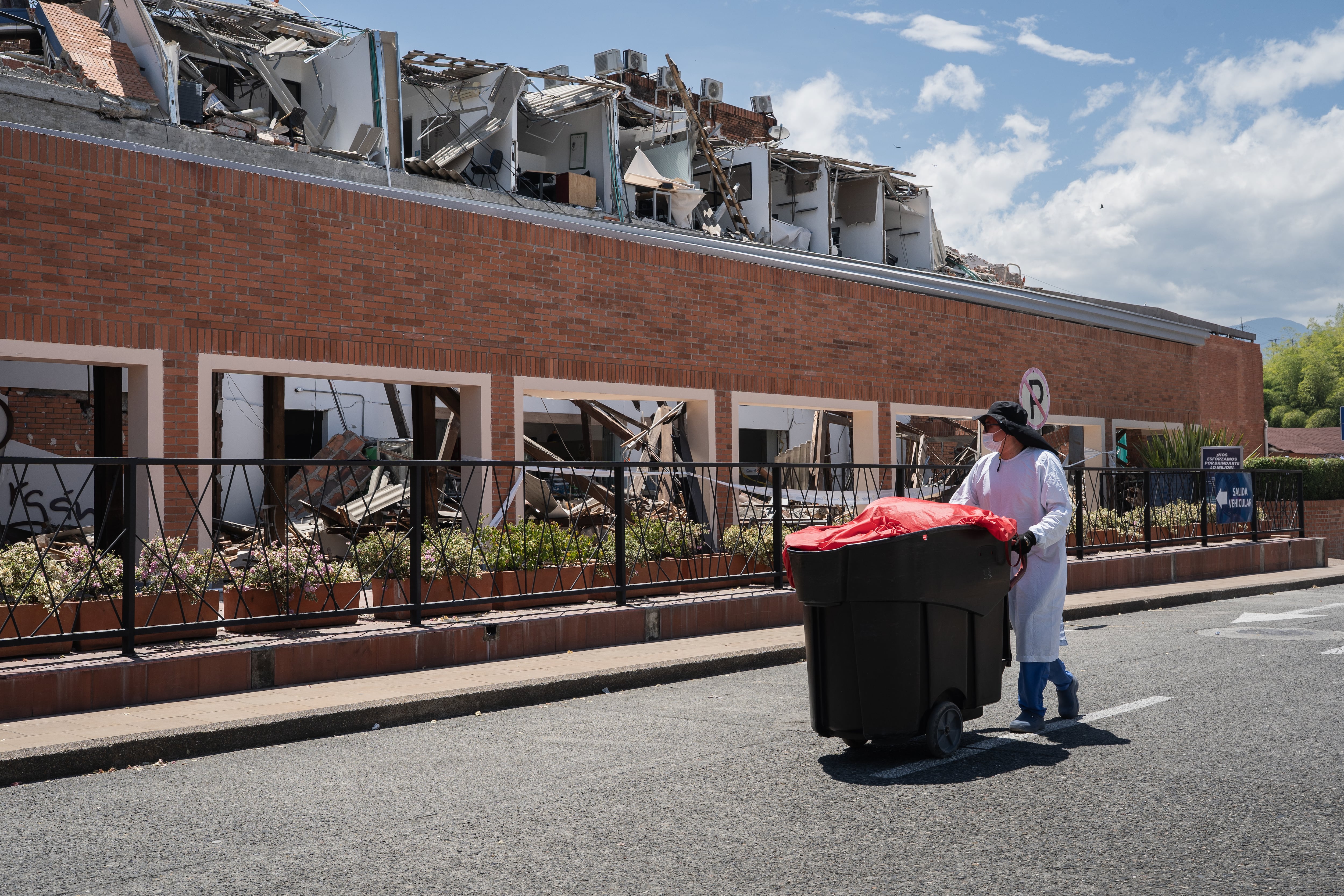 Uno de los edificios destruidos de la Clínica Comfamiliar, en Pereira, el 13 de agosto.