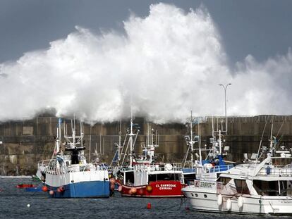 OLAS CONTRA ASTURIAS. Olas gigantescas rebasaron el dique del puerto de Cudillero (Asturias).