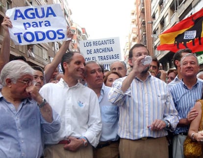 Camps, Arenas, Rajoy y Valcárcel, en una manifestación en Murcia en 2005 en defensa del trasvase.