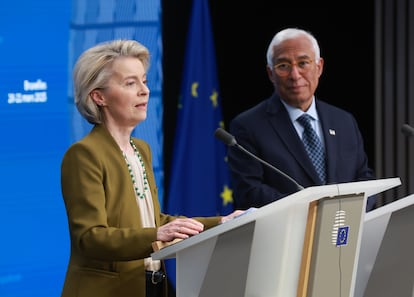 Ursula von der Leyen junto a Antonio Costa, durante la rueda de prensa celebrada en Bruselas este jueves. 