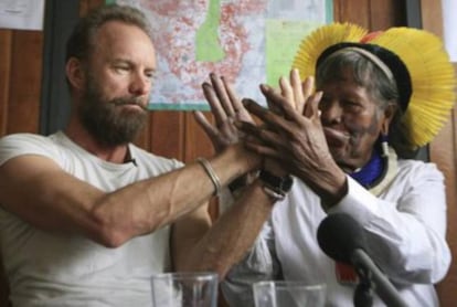 El cantante Sting con un l&iacute;der de la Amazonia.