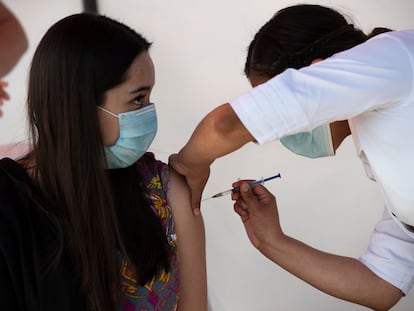 Personal médico es vacunado contra la covid en México.