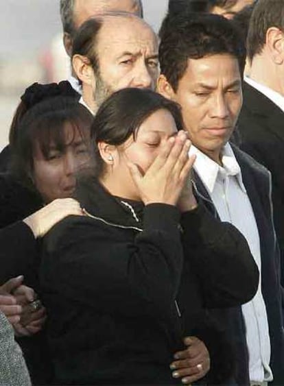 La novia de Diego Armando llora junto a los padres de la víctima y el ministro Alfredo Pérez Rubalcaba.