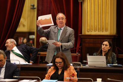 El diputado de VOX, Agustín Buades, durante un pleno en el Parlament balear el pasado mes de abril.