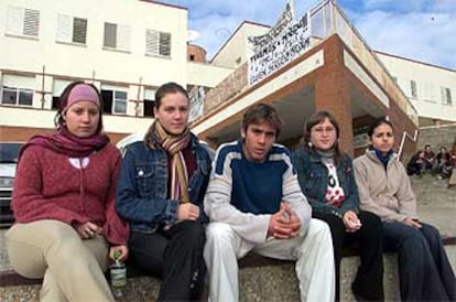 Un grupo de alumnos del IES Vázquez Díaz, de Nerva, ayer ante el edificio del colegio.