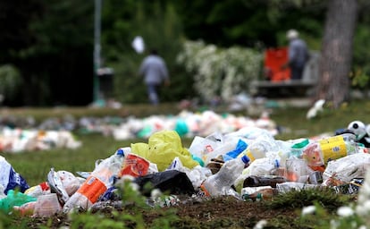 La resaca en forma de basura es la norma tras San Cemento, que se celebra el último jueves de abril.