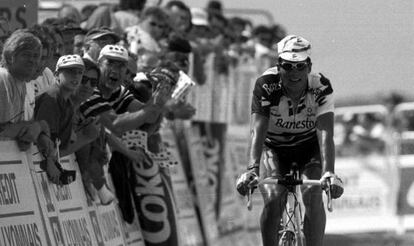 Pie de Foto: Indurian entrando en la meta del puerto alpino de Hautacam en 1966 tras una tremenda pájara. El navarro había perdido el tour al ceder más de dos minutos y medio frente a Riis y ya no volvería a participar en la carrera francesa.