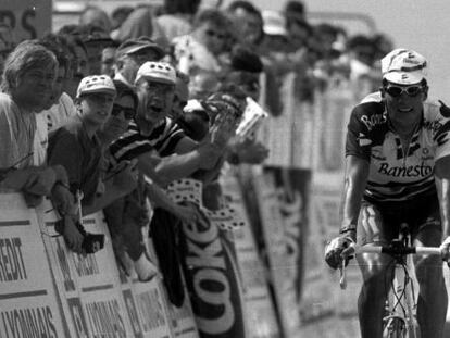 Pie de Foto: Indurian entrando en la meta del puerto alpino de Hautacam en 1966 tras una tremenda pájara. El navarro había perdido el tour al ceder más de dos minutos y medio frente a Riis y ya no volvería a participar en la carrera francesa.