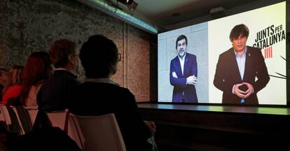 Carles Puigdemont (r) in a video conference on April 22.