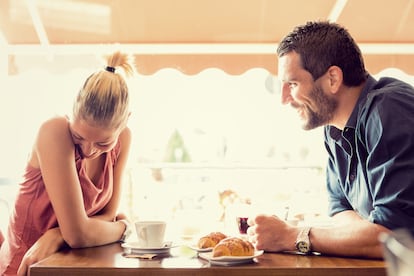 Young couple has breakfast at italian caf�