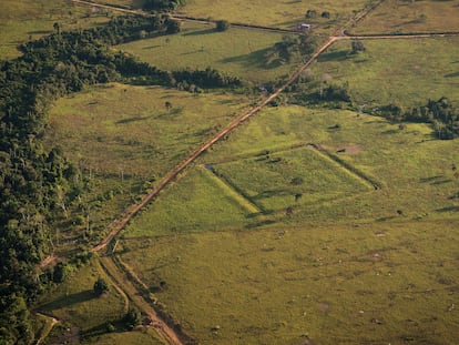 Figuras de sitios arqueológicos en el paisaje amazónico.