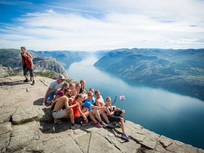 Unos turistas se fotograf&iacute;a en la Roca del P&uacute;lpito (Preikestolen).