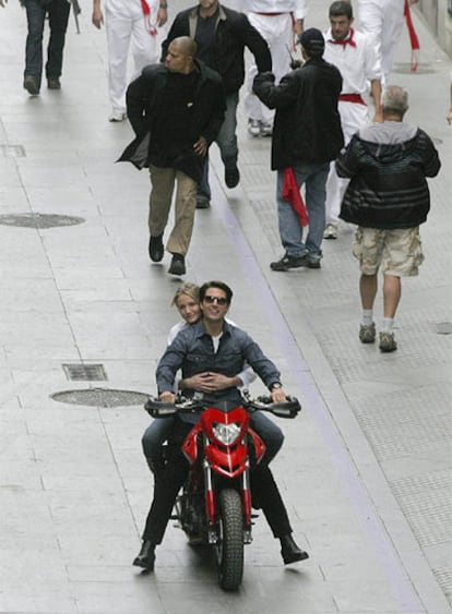 Tom Cruise y Cameron Diaz, protagonistas de <i>Knight & Day</i>, durante un momento del rodaje de la película hoy en Cádiz.