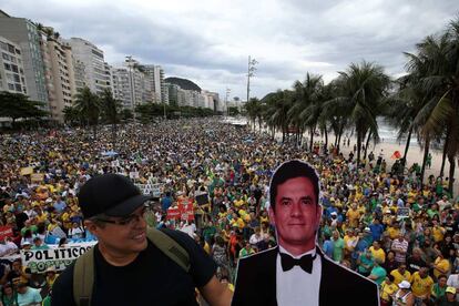 Un manifestante sostiene una figura del juez Sergio Moro, en la protesta de Río.