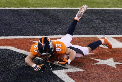 Wes Welker, de los Broncos, anota dos puntos