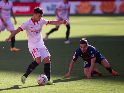 Óliver Torres da un pase en el partido jugado ante el Huesca en el Sánchez Pizjuán.