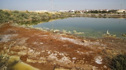 Balsas de residuos de fosfoyesos de la f&aacute;brica Fertiberia, con Huelva al fondo.
