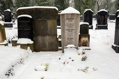 Tumba de Franz Kafka en el nuevo cementerio judío de Praga. 