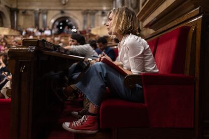 La diputada de los comunes, Jessica Albiach, sentada en el Parlament de Cataluña