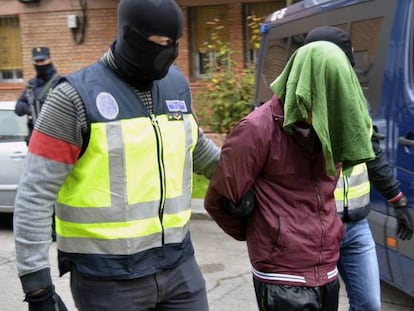 La policía detiene a un hombre en una operación antiyihadista.