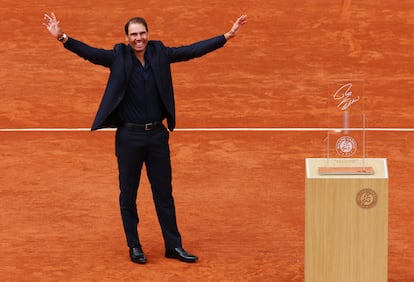 El extenista manacorí con el trofeo a sus 14 Roland Garros y su firma. Además, con una escoba, han barrido una zona de la pista donde ha aparecido una placa que se quedará sobre la pista con su nombre y el número de victorias que ha conseguido.