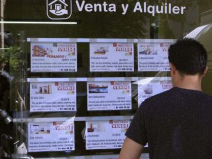 Vista de un escaparate de una inmobiliaria en Madrid, con anuncios de pisos en venta.